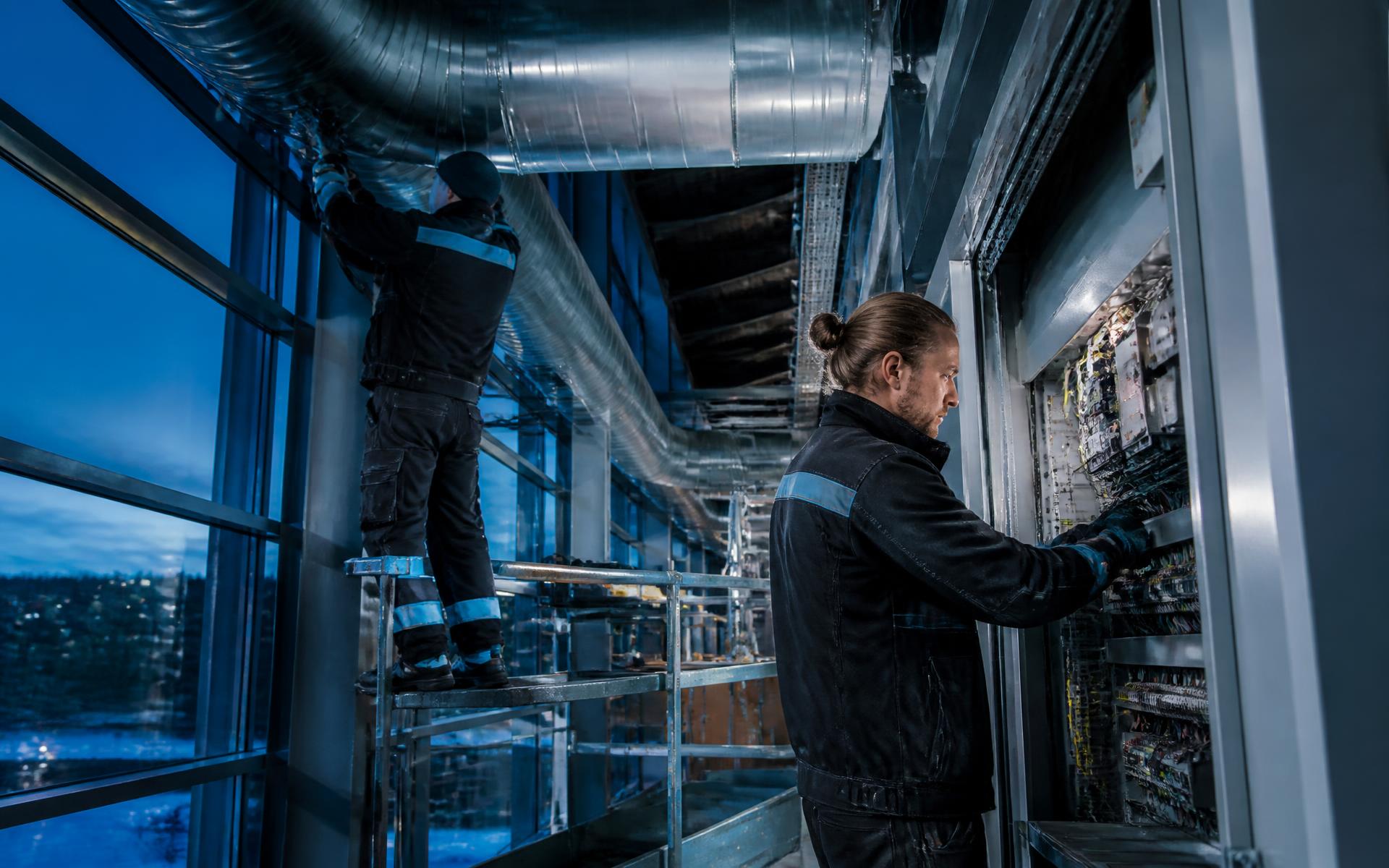 Tekniker från B3 Personal arbetar med ventilations- och elinstallation